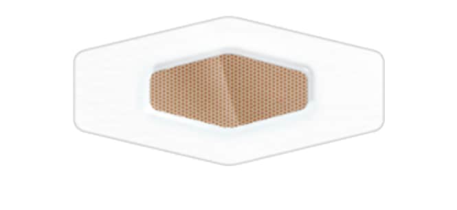 Um curativo adesivo em formato hexagonal, com um acolchoado central bege cercado por uma borda plástica transparente e extremidades externas brancas.
